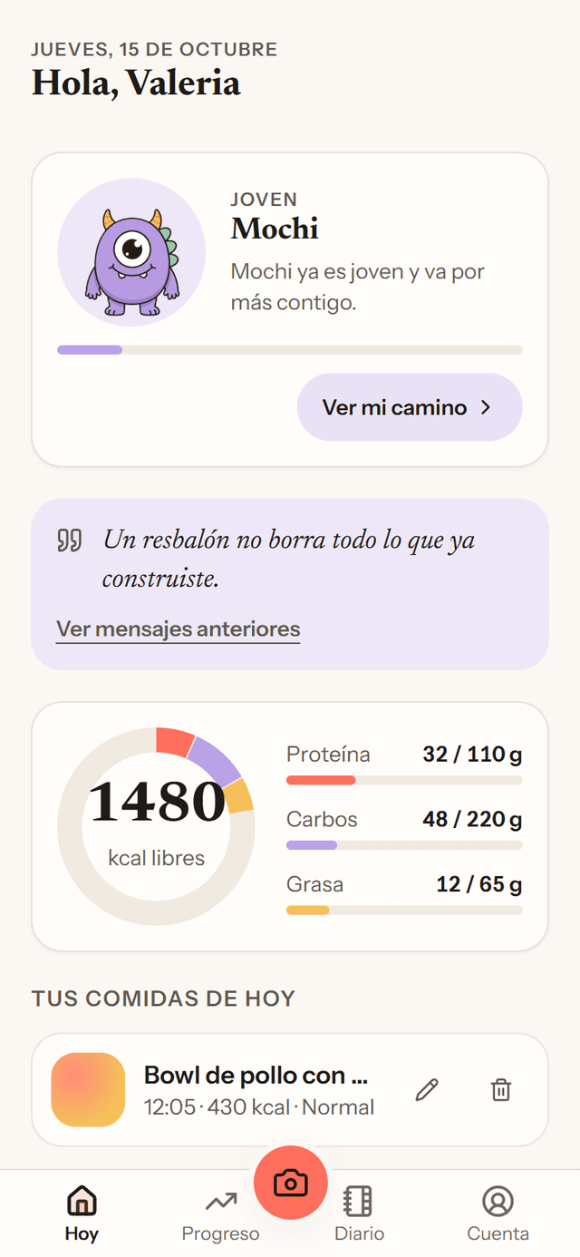 Pantalla real de la app: Hoy, con tu mascota, el mensaje del día, el anillo de tu día, tus macros y tus comidas registradas.